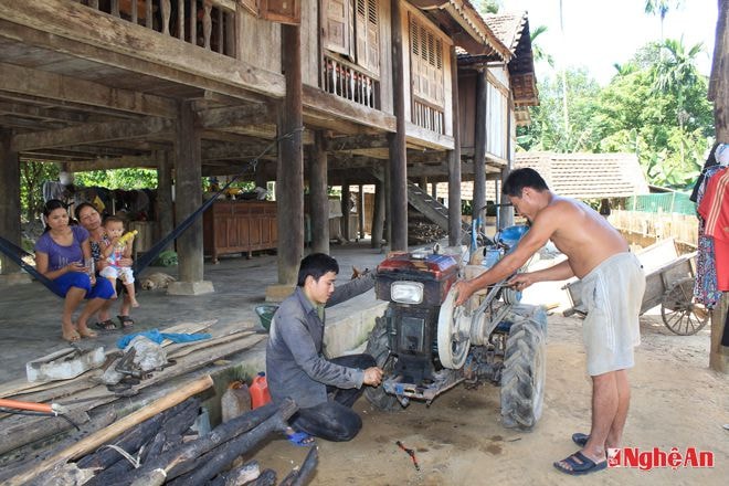 Anh Lang Văn Dướng ở bản Bình 2 xã Châu Bình (Quỳ Châu) tự sửa máy cày phục vụ sản xuất. Ảnh: Nguyên Sơn