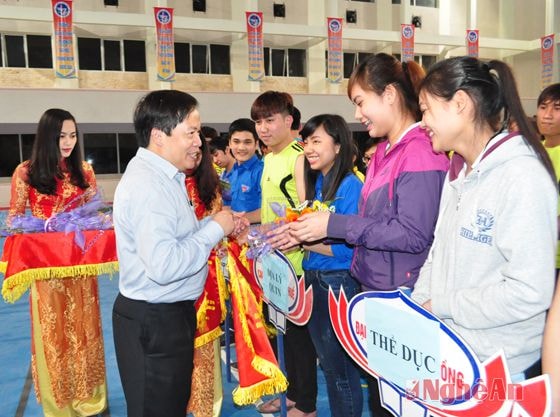 Thầy giáo Đinh Xuân Khoa - Hiệu trưởng nhà trường trao cờ lưu niệm cho các đội tham gia dự giải