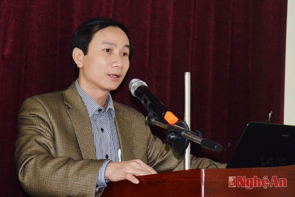 Đồng chí Trần Văn Hùng, Phó Tổng biên tập Báo Nghệ An trao đổi nghiệp vụ với các cộng tác viên.