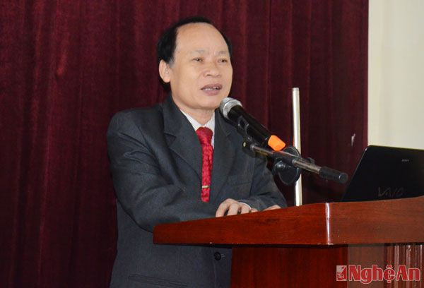 Đồng chí Hoàng Văn Phi, Bí thư huyện ủy Hưng Nguyên phát biểu tại hội nghị tập huấn.