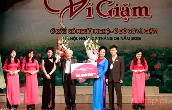 Hội cựu học sinh Trường chuyên Phan Bội Châu - Nghệ An tặng quà cho chương trình.