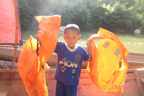 Chuẩn bị áo phao lên thuyền.