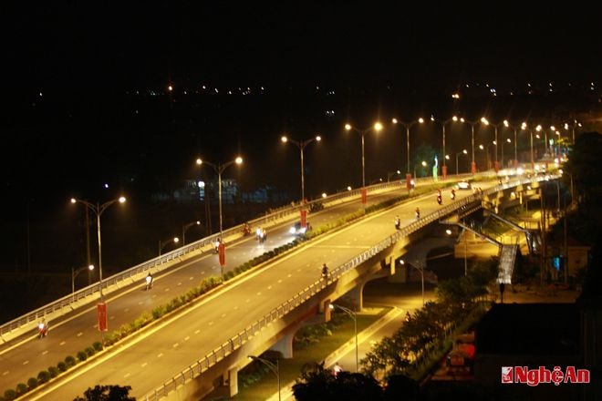 Cầu vượt Cửa Nam (TP. Vinh) về đêm.Ảnh: Trần Hải