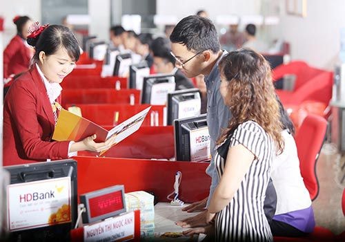 Các chương trình ưu đãi của nhiều ngân hàng đang rất thu hút người dân  