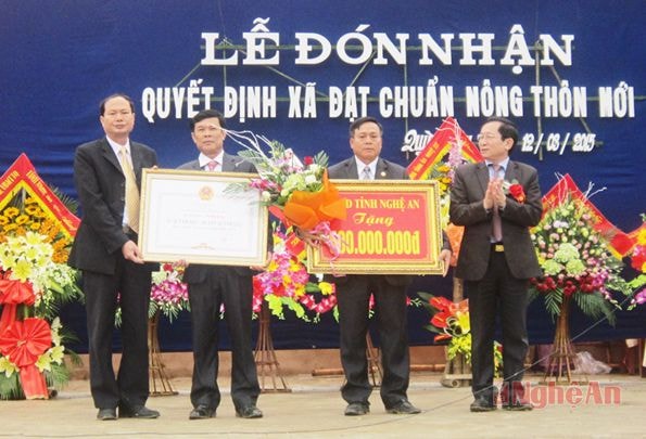 Đồng chí Đinh Viết Hồng trao bằng quyết định công nhận xã đạt chuẩn NTM cho xã Quỳnh Hậu