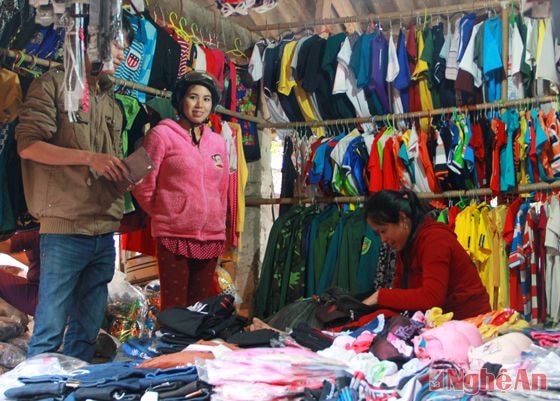 Một số hoạt động mua bán tại chợ Hoa Sơn (xã Hoa Sơn, huyện Anh Sơn).