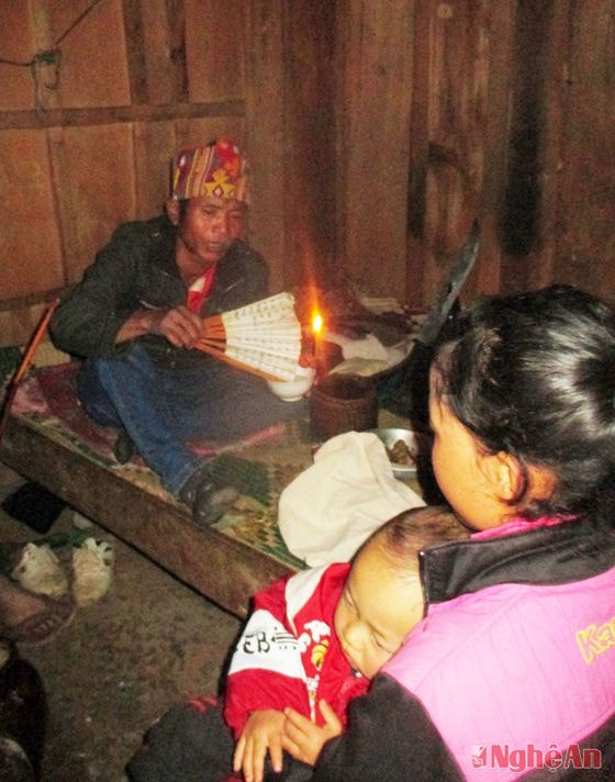 Lễ cúng trong ngày đặt tên cho trẻ của người Khơ mú xã Keng Đu (Kỳ Sơn).