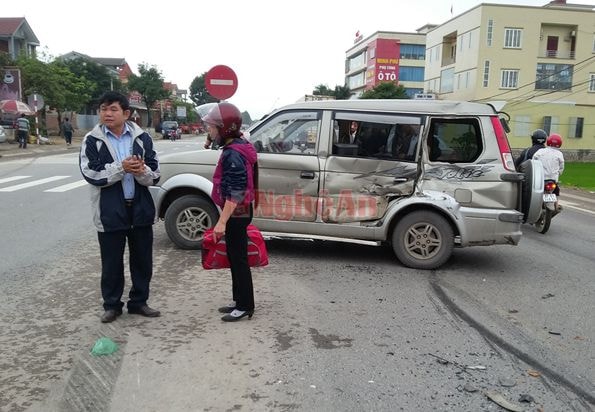 Chiếc xe con bẹp dúm, rất may không có thiệt hại về người