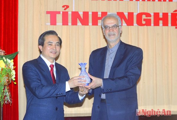 Chủ tịch Hội hữu nghị Iran - Việt Nam trao quà cho Phó chủ tịch Lê Ngọc Hoa.