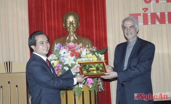 Phó chủ tịch Lê Ngọc Hoa trao quà cho đoàn.