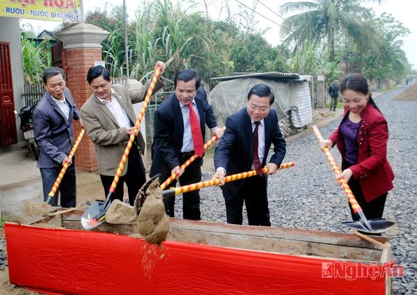 lãnh đạo Sở nông nghiệp, huyện xã tham gia tổ chức lễ khởi công xây dựng tuyến đường liên xóm xã Thái Sơn-Đô Lương.