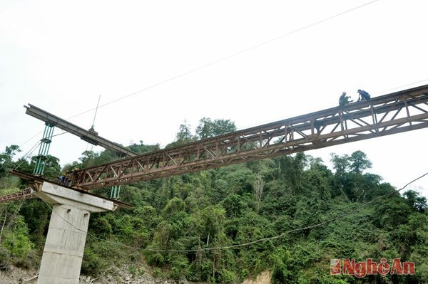 Thi công cầu Khe Bén nơi tiếp giáp giữa xã Mai Sơn Tương Dương và xã Mỹ Lý Kỳ Sơn