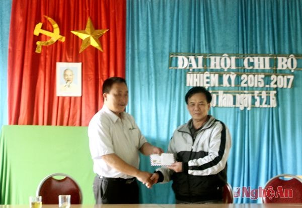 Thầy Vũ Bá Ngọc - Chủ tịch Công đoàn ngành GD tặng số tiền cho trường TH Bảo Nam 2