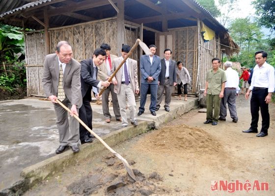 Lãnh đạo UBMTTQ tỉnh và huyện Con Cuông khởi công xây dựng Nhà Đại đoàn kết cho gia đình ông Lô Văn Hùng, ở bản Nưa, xã Yên  Khê, huyện Con Cuông