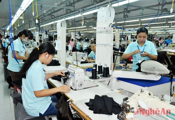 Công nhân làm việc tại Nhà máy Samsung Vina tại KCN Tháp - Hồng - Kỷ  (Diễn Châu).