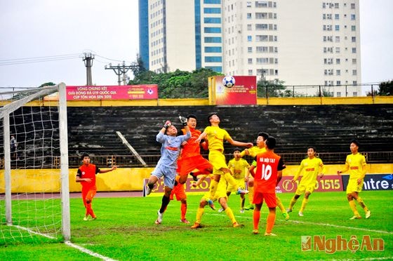 Một pha tranh bóng giữa U19 SLNA - U19 Hà Nội T&T.