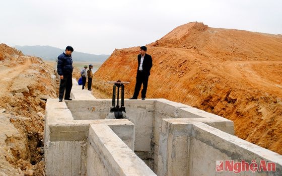 Hệ thống cống lấy nước hồ Nhà Trò (Tân Thành - Yên Thành).