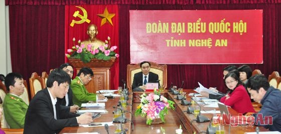 Phó trưởng Đoàn ĐBQH tỉnh Phạm Văn Hà chủ trì tại điểm cầu tại Nghệ An 