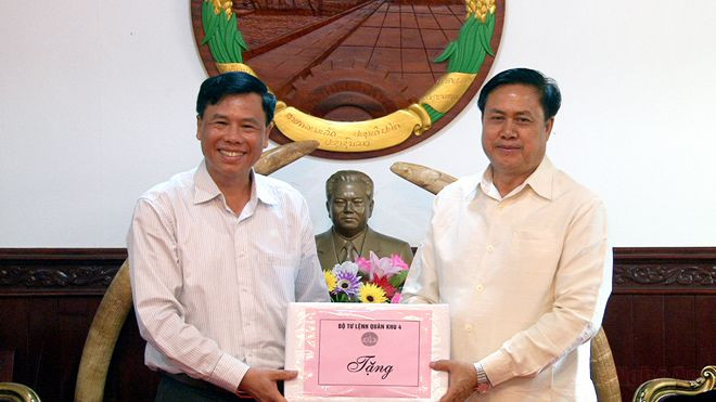 Thiếu tướng Trần Tiến Dũng, Trưởng Ban chỉ đạo 1237 Quân khu 4 tặng quà cho Ban công tác Đặc biệt tỉnh Xa Vẳn Na Khệt – Lào.