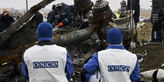 Các nhân viên OSCE tại Ukraina. Ảnh: AP/Mstyslaw Chernov