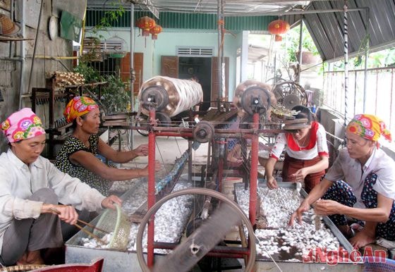 Ươm tơ, kéo sợi - nghề truyền thống của bà con xã Đặng Sơn (Đô Lương).