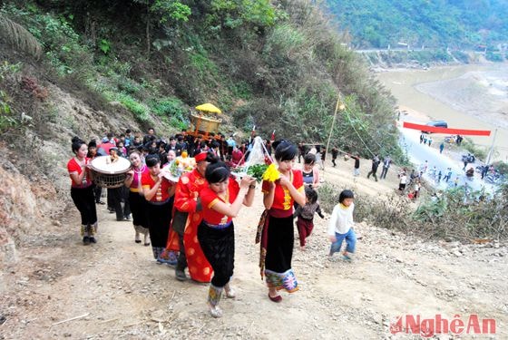 Lễ rước trong Lễ hội Đền Pu Nhạ Thầu