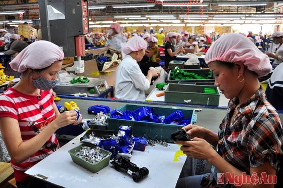 Sản xuất đồ chơi tại Công ty TNHH Matrix (Khu CN Bắc Vinh).    Ảnh: Trần hải