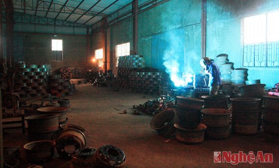 Công nhân làm việc tại xưởng sản xuất Công ty TNHH Lưu Hồng.
