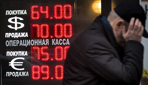 Bảng điện tử hiển thị tỷ giá rouble với USD và euro tháng 12 năm ngoái. Ảnh: Economist