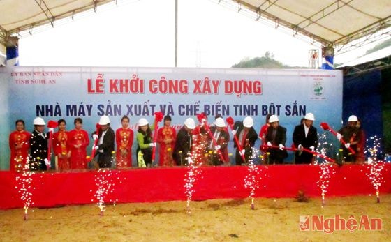 Các đồng chí lãnh đạo tỉnh, sở ban ngành, UBND huyện Anh Sơn lãnh đạo Công ty TNHH chế biến nông sản Hoa Sơn tham gia lễ động thổ