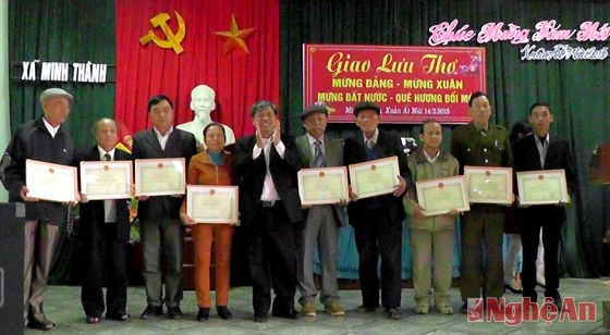 Trao giải thưởng cho các thi hữu