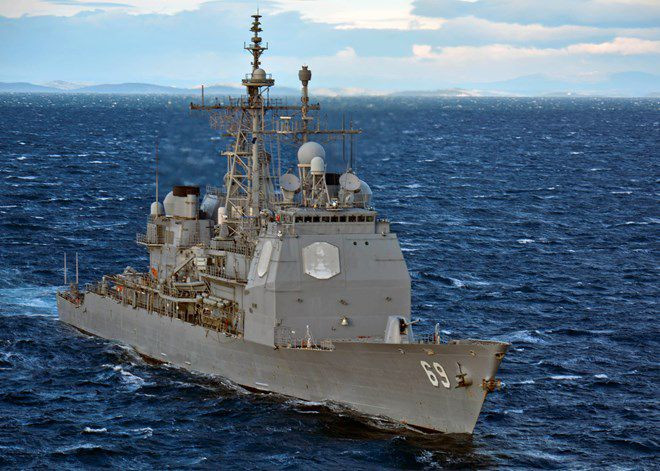 Tàu khu trục trang bị tên lửa dẫn đường USS Vicksburg của Mỹ tham gia tập trận tại Biển Đen. (Nguồn: AFP)