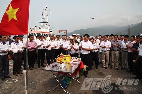 Các cựu chiến binh, nguyên là cán bộ, chiến sỹ Trung đoàn 83 Công binh (E83), Quân chủng Hải quân Việt Nam tổ chức Lễ tưởng niệm 64 liệt sỹ trong trận chiến giữ đảo Gạc Ma cách đây 27 năm.