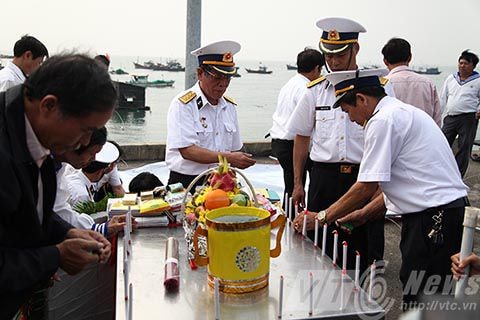 64 ngọn nến, tượng trưng cho 64 linh hồn chiến sỹ hy sinh trong trận chiến Gạc Ma năm 1988 được thắp lên 