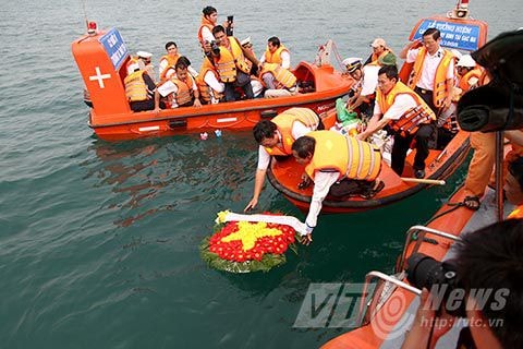 Thả hoa đăng trên biển tưởng nhớ các chiến sĩ hy sinh trong trận chiến bảo vệ đảo Gạc Ma 