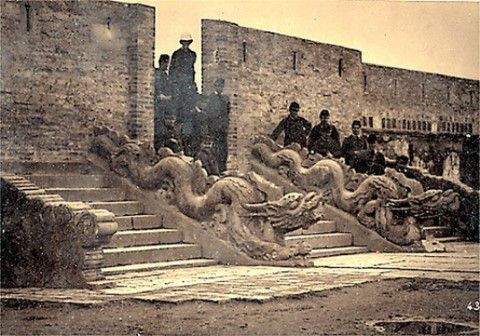 Khu vực thềm rồng điện Kính Thiên trước khi bị phá hủy vào cuối thế kỷ 19 (ảnh tư liệu)