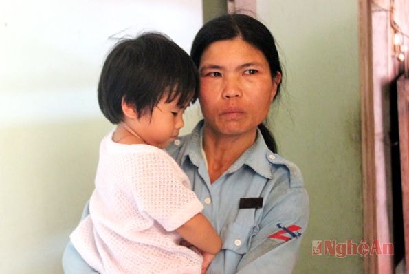 Chị Bình và con gái út.