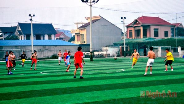 Một trận cầu trên sân cỏ nhân tạo Trang Bùi ở phường Hà Huy Tập (TP Vinh).