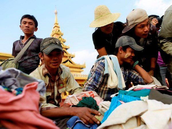 Người dân sống ở biên giới Myanmar-Trung Quốc di tản đến thành phố Lashio để tránh bom đạn. (Nguồn: Reuters)