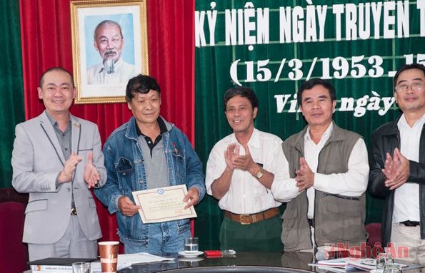 Trao kỷ niệm chương cho nghệ sĩ Văn Hoành. Ảnh: S.M