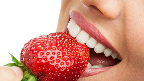  Dâu tây có tác dụng làm sạch mảng bám răng hiệu quả.