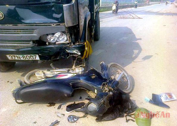 Chiếc xe máy bị hư hỏng nặng sau vụ tai nạn.