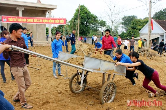 Các đoàn viên thanh niên tham gia làm mương thoát nước tại sân bóng xóm Phú Mỹ, xã Tây Hiếu
