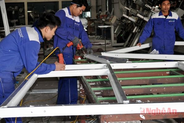 Sản xuất khung cửa nhựa tại Công ty CP Austdoor Nghệ An.