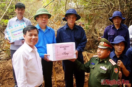 Thiếu tướng Trần Tiến Dũng, Phó Chính ủy QK4, Trưởng Ban chỉ đạo 1237 Quân khu tặng quà động viên Đội quy tập 589