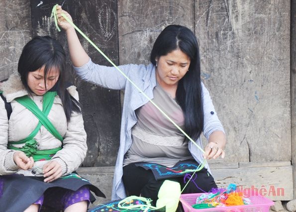 Phụ nữ dân tộc Mông bản Huồi Mú (Huồi Tụ) giữ nghề truyền thống.