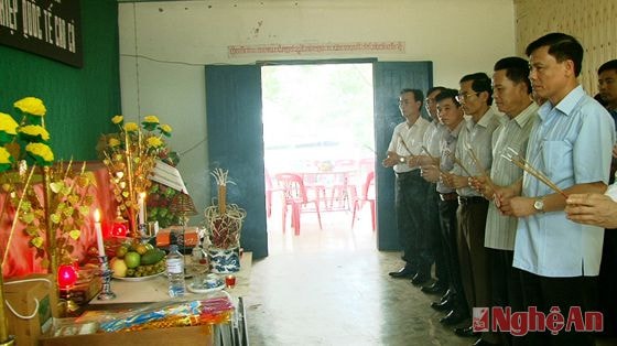  Ban chỉ đạo 1237 Quân khu 4 thắp hương tưởng niệm các phần mộ liệt sỹ được tìm thấy tại địa bàn tỉnh Bô Ly Khăm Xay – Lào