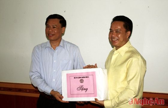 Thiếu tướng Trần Tiến Dũng, Phó Chính ủy QK4, Trưởng Ban chỉ đạo 1237 Quân khu tặng quà cho Ban công tác đặc biệt tỉnh Bô Ly Khăm Xay