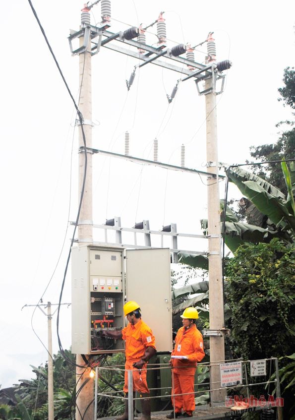 Đóng điện Dự án đường dây 35KV cho xã Huồi Tụ (Kỳ Sơn). Ảnh: V.T