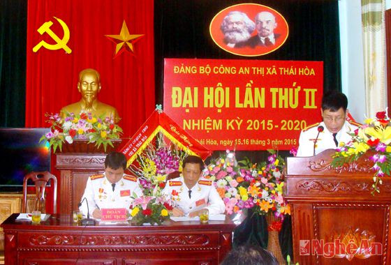 Đồng chí Nguyễn Đình Đào, Phó Bí thư đảng ủy trình bày báo cáo chính trị và phương hưỡng nhiệm vụ nhiệm kỳ 2015-2020 tại đại hội.